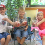 Eine kurze Auszeit konnte man sich im "Schokolado" gönnen: In den Liegestühlen schmeckten die Früchtebecher mit Topping besonders gut. Foto: Schule