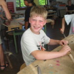Sägen, feilen, schleifen: In der Holzwerkstatt konnten die Kinder ihr handwerkliches Geschick ausprobieren. Foto: Schule