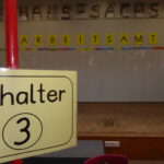 Im Arbeitsamt konnten die Kinder sich nach freien Arbeitsstellen erkundigen und einen neuen, passenden Job für sich suchen. Foto: Schule