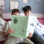 Zeit zum Zeitungslesen muss sein: Jeden Tag berichtete die Zeitung "Minis aus Stadeln" über das Geschehen in der Spielstadt. Foto: Schule
