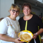 Fleißige Waffelbäckerinnen: Frau Licina und Frau Stein leiteten einen der beliebten Essensstände. Foto: Schule